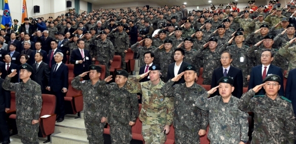 9일 용인시 처인구 지상작전사령부에서 열린 부대 창설식에서  김운용 지상작전사령관, 박한기 합참의장, 로버트 에이브럼스 한미연합사령관, 김용우 육군참모총장 등 참석자들이 경례를 하고 있다.전형민기자