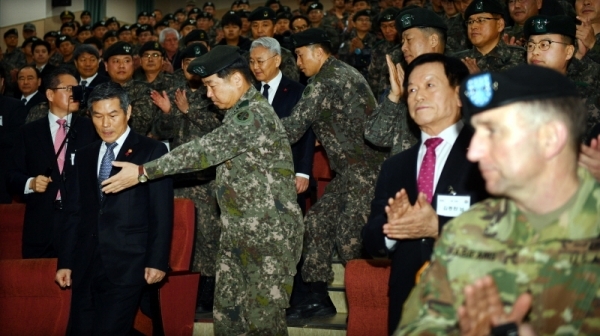9일 용인시 처인구 지상작전사령부에서 열린 부대 창설식에서 정경두 국방부 장관, 김운용 초대 지상작전사령관 등 참석자들이 입장하고 있다.전형민기자