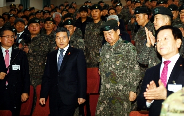 9일 용인시 처인구 지상작전사령부에서 열린 부대 창설식에서 정경두 국방부 장관, 김운용 초대 지상작전사령관 등 참석자들이 입장하고 있다.전형민기자