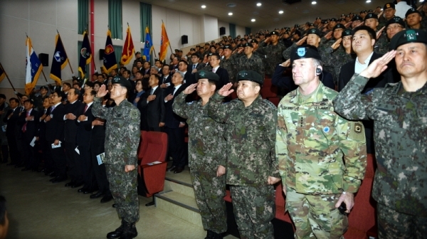 9일 용인시 처인구 지상작전사령부에서 열린 부대 창설식에서 김운용 지상작전사령관, 박한기 합참의장, 로버트 에이브럼스 한미연합사령관, 김용우 육군참모총장 등 참석자들이 경례를 하고 있다. 전형민기자