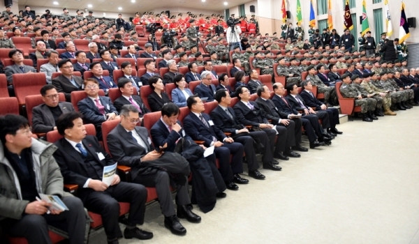 지상작전사령부 창설식이 9일 용인시 처인구 지상작전사령부 대강당에서 정경두 국방부장관, 김운용 지상작전사령관, 박한기 합참의장, 로버트 에이브럼스 한미연합사령관, 김용우 육군참모총장, 신항철 경기일보 대표이사 사장을 비롯한 내빈들이 참석한 가운데 열렸다.전형민기자