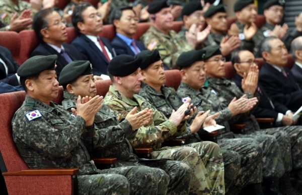 9일 용인시 처인구 지상작전사령부에서 열린 부대 창설식에서 김운용 지상작전사령관, 박한기 합참의장, 로버트 에이브럼스 한미연합사령관, 김용우 육군참모총장 등 참석자들이 박수를 치고 있다. 전형민기자