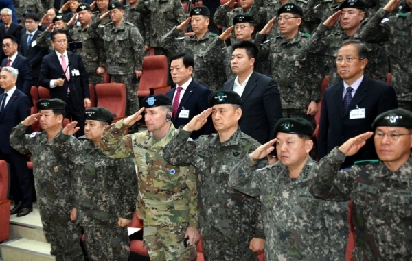 9일 용인시 처인구 지상작전사령부에서 열린 부대 창설식에서 김운용 지상작전사령관, 박한기 합참의장, 로버트 에이브럼스 한미연합사령관, 김용우 육군참모총장 등 참석자들이 경례를 하고 있다. 전형민기자