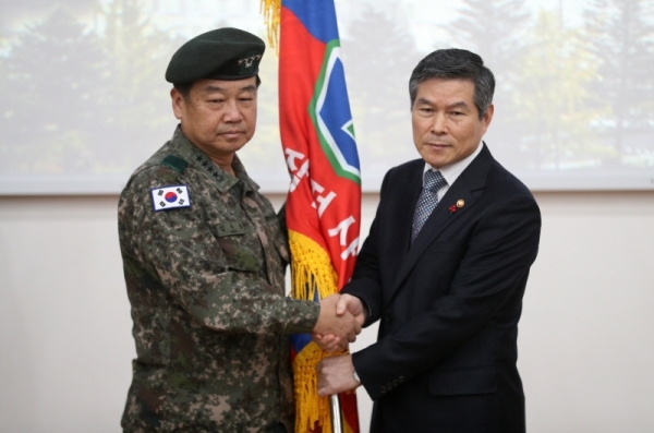 9일 용인시 처인구 지상작전사령부에서 열린 부대 창설식에서 정경두 국방부 장관이 김운용 초대 지상작전사령관에게 지상작전사령부기를 전달하고 있다.전형민기자