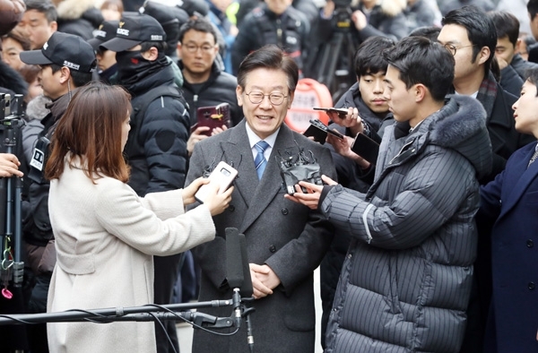 공직선거법 위반 등 혐의로 기소된 이재명 경기지사가 10일 오후 경기도 성남시 수정구 수원지방법원 성남지원에서 열린 첫 공판에 출석하며 취재진에게 질문을 받고 있다. 이 지사는 ''친형 강제입원'', ''검사 사칭'', ''대장동 개발업적 과장'' 사건과 관련해 공직선거법상 허위사실 공표와 직권남용권리행사방해 혐의로 지난달 11일 불구속기소 됐다. 김시범 기자