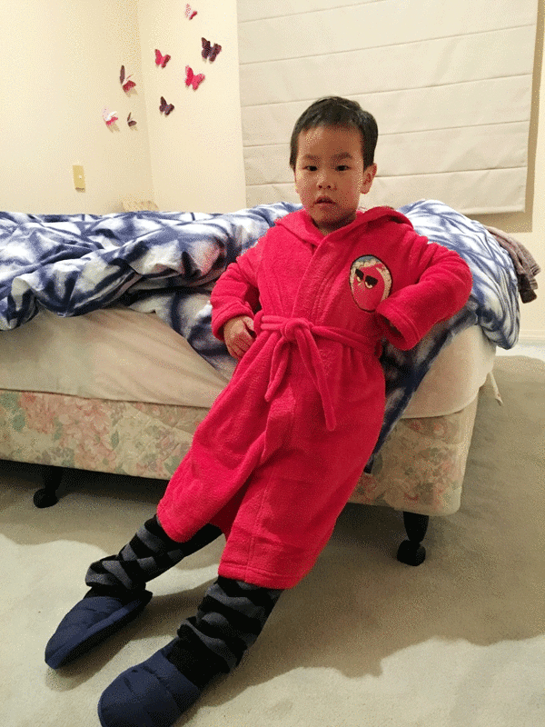 뉴질랜드 겨울에 흔히 볼 수 있는 실내 복장. 수면 잠옷과 수면가운, 수면 양말, 두꺼운 실내화. 뒤쪽에 보이는 양털이불은 한 줄기 희망이다.