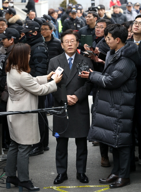 공직선거법 위반 등 혐의로 기소된 이재명 경기지사가 10일 오후 성남시 수정구 수원지방법원 성남지원에서 열린 첫 공판에 출석해 기자들의 질의에 답하고 있다. 김시범기자