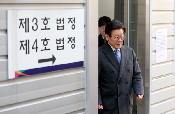 공직선거법 위반 등 혐의로 기소된 이재명 경기지사가 10일 오후 성남시 수정구 수원지방법원 성남지원에서 열린 첫 공판에 출석하고 있다. 김시범기자