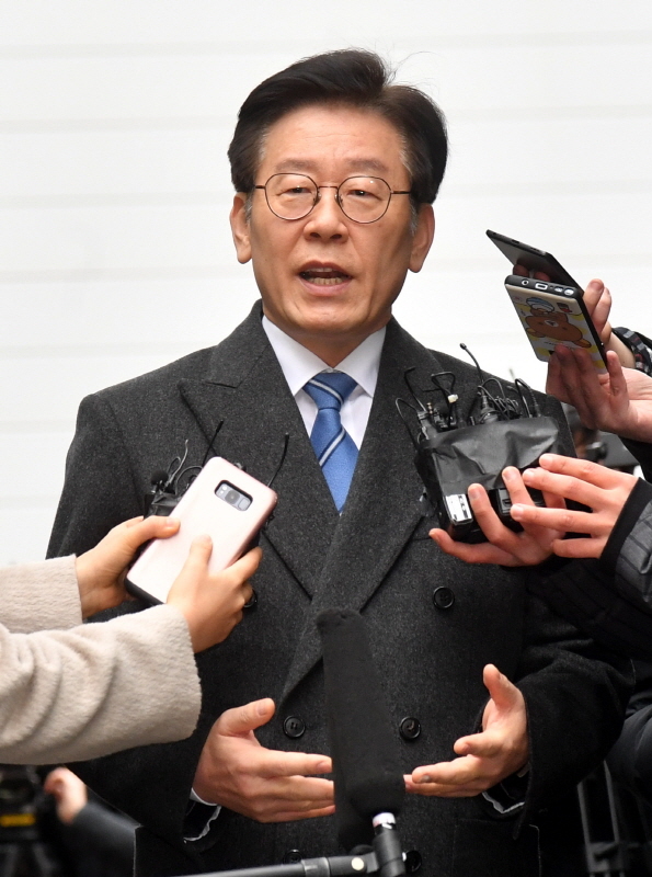 공직선거법 위반 등 혐의로 기소된 이재명 경기지사가 10일 오후 성남시 수정구 수원지방법원 성남지원에서 열린 첫 공판에 출석해 기자들의 질의에 답하고 있다. 김시범기자