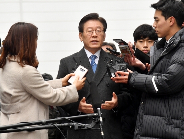 공직선거법 위반 등 혐의로 기소된 이재명 경기지사가 10일 오후 성남시 수정구 수원지방법원 성남지원에서 열린 첫 공판에 출석해 기자들의 질의에 답하고 있다. 김시범기자