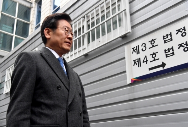 공직선거법 위반 등 혐의로 기소된 이재명 경기지사가 10일 오후 성남시 수정구 수원지방법원 성남지원에서 열린 첫 공판에 출석하고 있다. 김시범기자