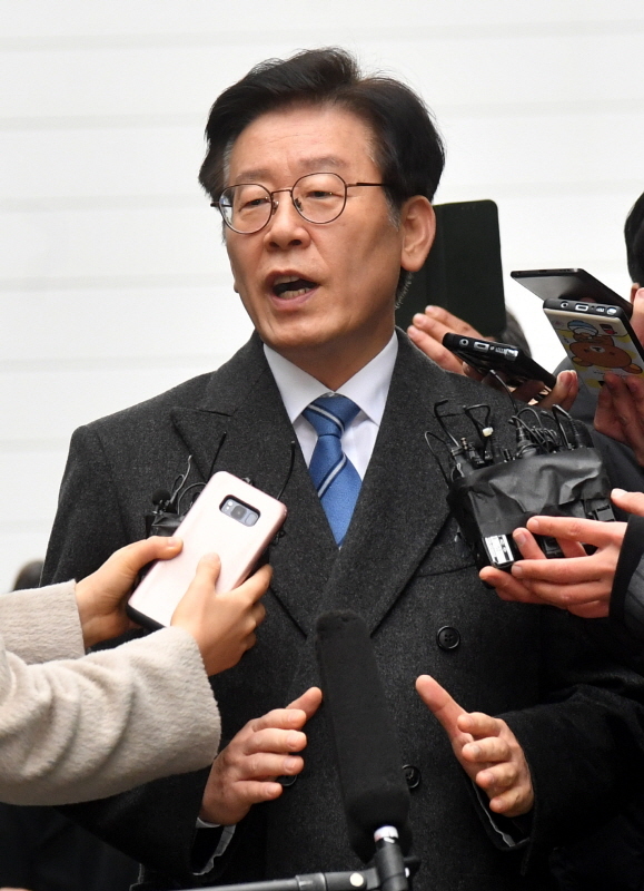 공직선거법 위반 등 혐의로 기소된 이재명 경기지사가 10일 오후 성남시 수정구 수원지방법원 성남지원에서 열린 첫 공판에 출석해 기자들의 질의에 답하고 있다. 김시범기자