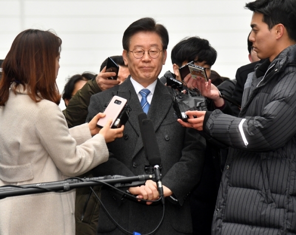 공직선거법 위반 등 혐의로 기소된 이재명 경기지사가 10일 오후 성남시 수정구 수원지방법원 성남지원에서 열린 첫 공판에 출석해 기자들의 질의에 답하고 있다. 김시범기자