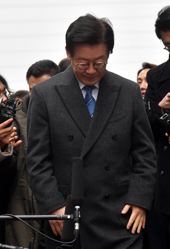 공직선거법 위반 등 혐의로 기소된 이재명 경기지사가 10일 오후 성남시 수정구 수원지방법원 성남지원에서 열린 첫 공판에 출석해 기자들의 질의에 답하고 있다. 김시범기자