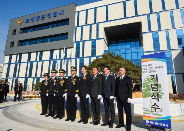 10일 화성동탄경찰서 개서식에 참석한 민갑룡 경찰청장, 허경렬 경기남부지방경찰청장, 서철모 화성시장 등 참석자들이 기념식수를 하고 있다. 전형민기자