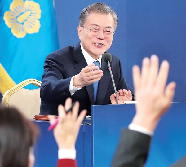 문재인 대통령이 10일 오전 청와대 영빈관에서 열린 2019년 신년 기자회견에서 취재진이 질문권을 얻기 위해 서로 손을 들자 미소짓고 있다. 연합뉴스