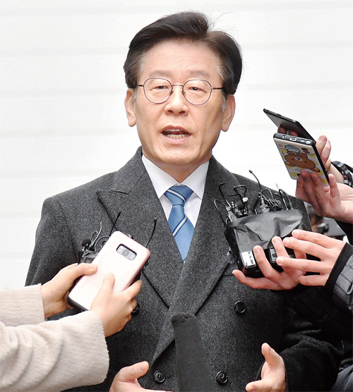 공직선거법 위반 등 혐의로 기소된 이재명 경기지사가 10일 오후 성남시 수정구 수원지방법원 성남지원에서 열린 첫 공판에 출석해 기자들의 질의에 답하고 있다. 김시범기자