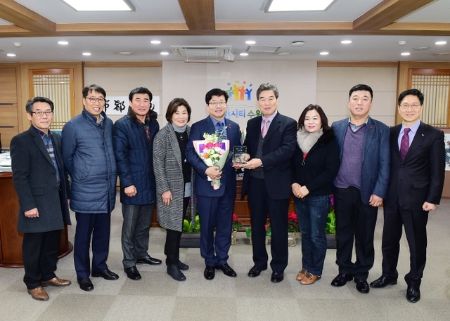▲ 수원 율천동 주민들이 성균관대 복합역사 준공에 대한 고마움에 염태영 수원시장에게 감사패 전달했다.