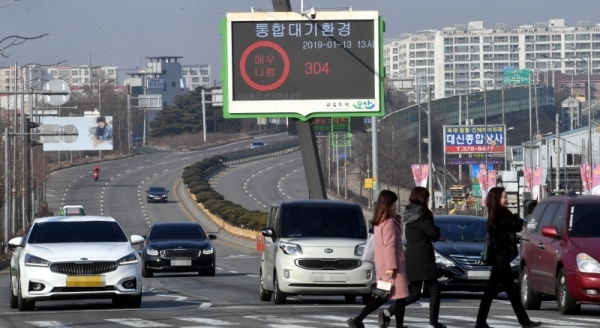 2019년 새해 첫 미세먼지 비상저감조치가 발령된  13일 오산시 국도에 설치된 전광판에 통합대기환경 매우나쁨으로 표시되고 있다.전형민기자