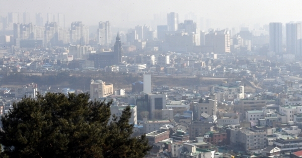 2019년 새해 첫 미세먼지 비상저감조치가 발령된 13일 수원시 팔달산에서 바라본 도심이 미세먼지로 뿌옇게 흐려진 모습을 보이고 있다.전형민기자