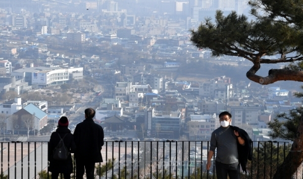 2019년 새해 첫 미세먼지 비상저감조치가 발령된 13일 수원시 팔달산에서 바라본 도심이 미세먼지로 뿌옇게 흐려진 모습을 보이고 있다.전형민기자
