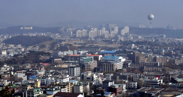 2019년 새해 첫 미세먼지 비상저감조치가 발령된 13일 수원시 팔달산에서 바라본 도심이 미세먼지로 뿌옇게 흐려진 모습을 보이고 있다.전형민기자