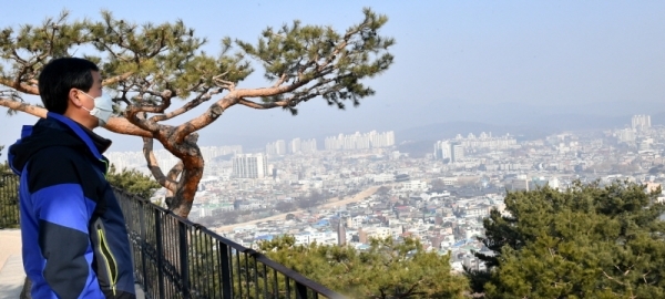 2019년 새해 첫 미세먼지 비상저감조치가 발령된 13일 수원시 팔달산에서 바라본 도심이 미세먼지로 뿌옇게 흐려진 모습을 보이고 있다.전형민기자