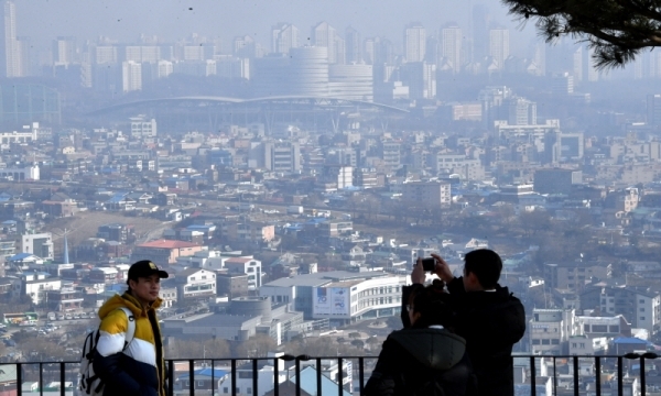 2019년 새해 첫 미세먼지 비상저감조치가 발령된 13일 수원시 팔달산에서 바라본 도심이 미세먼지로 뿌옇게 흐려진 모습을 보이고 있다.전형민기자