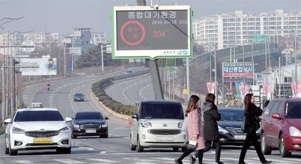 답답한 ‘회색 하늘’ 2019년 새해 첫 미세먼지 비상저감조치가 발령된 13일 오산시 국도에 설치된 전광판에 통합대기환경 매우나쁨으로 표시되고 있다. 전형민기자