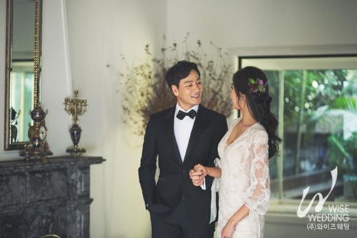 배우 박해수가 오늘(14일) 6세 연하 일반인 예비신부와 백년가약을 맺는다. 비슈어스튜디오