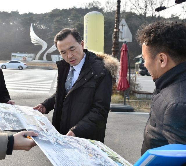 이항진 시장이 14일 세종로 한글거리 조성 사업현장을 방문, 조감도를 살펴보고 있다. 여주시 제공