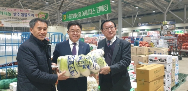 남창현 농협중앙회 경기지역본부장(사진 가운데)이 설 명절을 앞두고 농식품 안전관리를 점검한 뒤 기념촬영을 하고 있다. 경기지역본부 제공