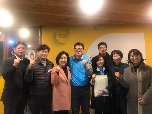 고양시공무원노동조합과 심상정 국회의원이 고양시 공무원 근로조건 개선 및 시정발전을 위한 간담회를 마치고 기념촬영을 하고 있다. 제공=고양시공무원노동조합
