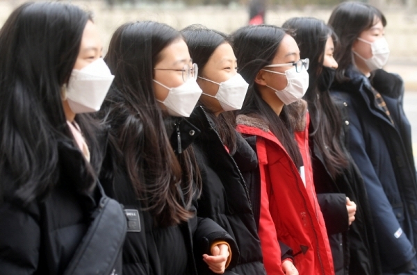 수도권지역의 미세먼지 및 초미세먼지가 매우나쁨 수준을 보인 14일 수원시내 한 거리에서 학생들이 마스크를 쓴 채 걷고 있다. 김시범 기자