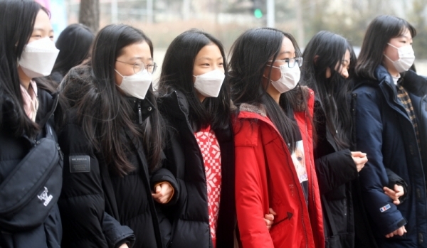 수도권지역의 미세먼지 및 초미세먼지가 매우나쁨 수준을 보인 14일 수원시내 한 거리에서 학생들이 마스크를 쓴 채 걷고 있다. 김시범 기자