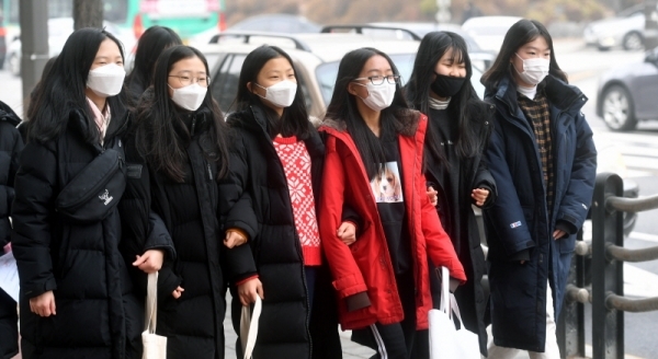 수도권지역의 미세먼지 및 초미세먼지가 매우나쁨 수준을 보인 14일 수원시내 한 거리에서 학생들이 마스크를 쓴 채 걷고 있다. 김시범 기자