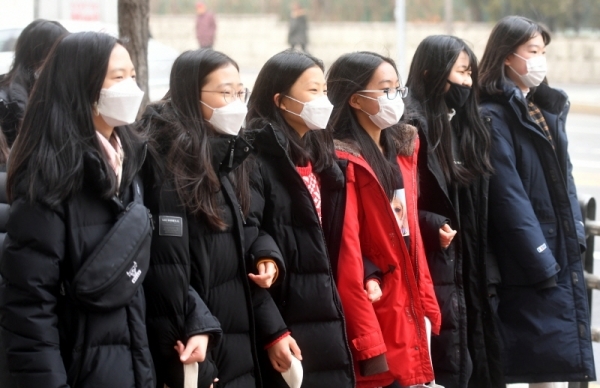 수도권지역의 미세먼지 및 초미세먼지가 매우나쁨 수준을 보인 14일 수원시내 한 거리에서 학생들이 마스크를 쓴 채 걷고 있다. 김시범 기자