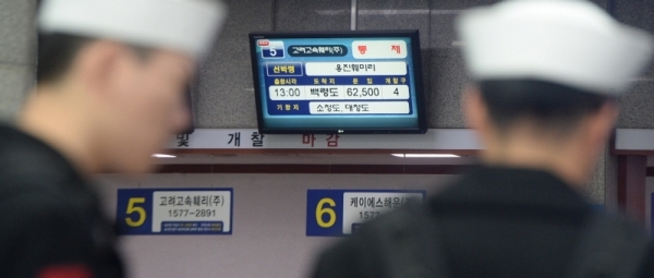 짙은 안개와 미세먼지의 영향으로 인천과 섬 지역을 오가는 5개 항로의 여객선 운항이 통제된 14일 오후 인천 중구 연안여객터미널에서 휴가마치고 부대로 복귀하는 장병들이 불편을 겪고 있다.조주현기자