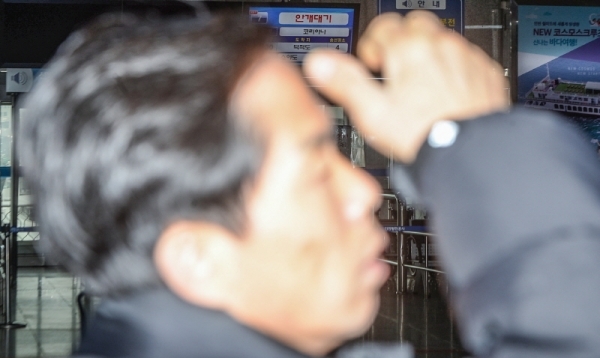 짙은 안개와 미세먼지의 영향으로 인천과 섬 지역을 오가는 5개 항로의 여객선 운항이 통제된 14일 오후 인천 중구 연안여객터미널에서 섬 지역 주민들이 불편을 겪고 있다.조주현기자