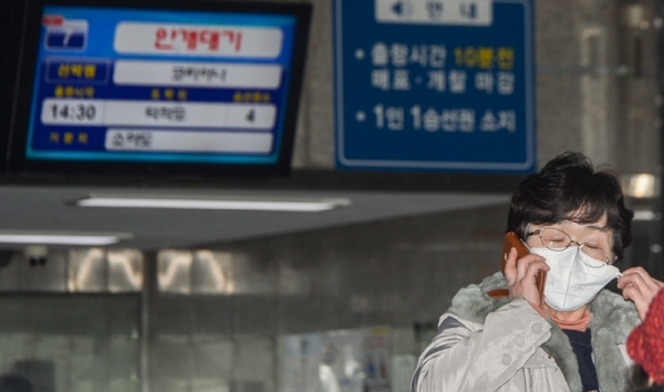 짙은 안개와 미세먼지의 영향으로 인천과 섬 지역을 오가는 5개 항로의 여객선 운항이 통제된 14일 오후 인천 중구 연안여객터미널에서 섬 지역 주민들이 불편을 겪고 있다.조주현기자