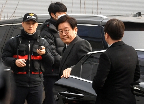공직선거법 위반 등 혐의로 기소된 이재명 경기지사가 14일 오후 성남시 수정구 수원지방법원 성남지원에서 열린 재판에 출석하기 위헤 법정으로 향하고 있다.전형민기자