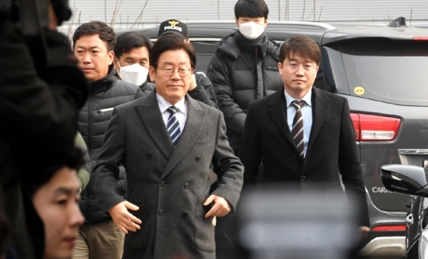 공직선거법 위반 등 혐의로 기소된 이재명 경기지사가 14일 오후 성남시 수정구 수원지방법원 성남지원에서 열린 재판에 출석하기 위헤 법정으로 향하고 있다.전형민기자