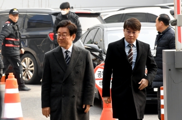 공직선거법 위반 등 혐의로 기소된 이재명 경기지사가 14일 오후 성남시 수정구 수원지방법원 성남지원에서 열린 재판에 출석하기 위헤 법정으로 향하고 있다.전형민기자