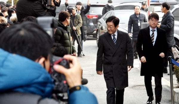 공직선거법 위반 등 혐의로 기소된 이재명 경기지사가 14일 오후 성남시 수정구 수원지방법원 성남지원에서 열린 재판에 출석하기 위헤 법정으로 향하고 있다.전형민기자