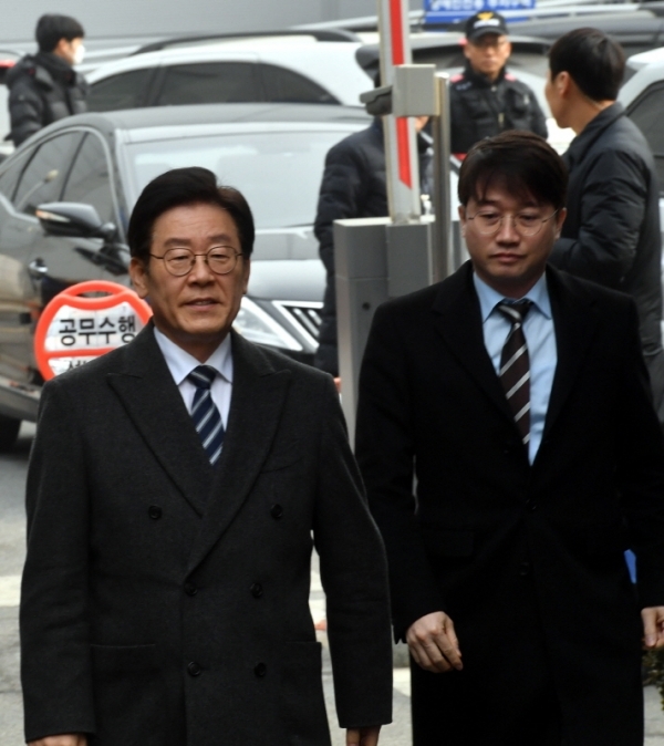공직선거법 위반 등 혐의로 기소된 이재명 경기지사가 14일 오후 성남시 수정구 수원지방법원 성남지원에서 열린 재판에 출석하기 위헤 법정으로 향하고 있다.전형민기자