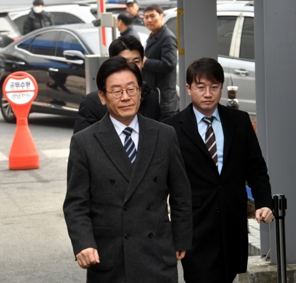 공직선거법 위반 등 혐의로 기소된 이재명 경기지사가 14일 오후 성남시 수정구 수원지방법원 성남지원에서 열린 재판에 출석하기 위헤 법정으로 향하고 있다.전형민기자