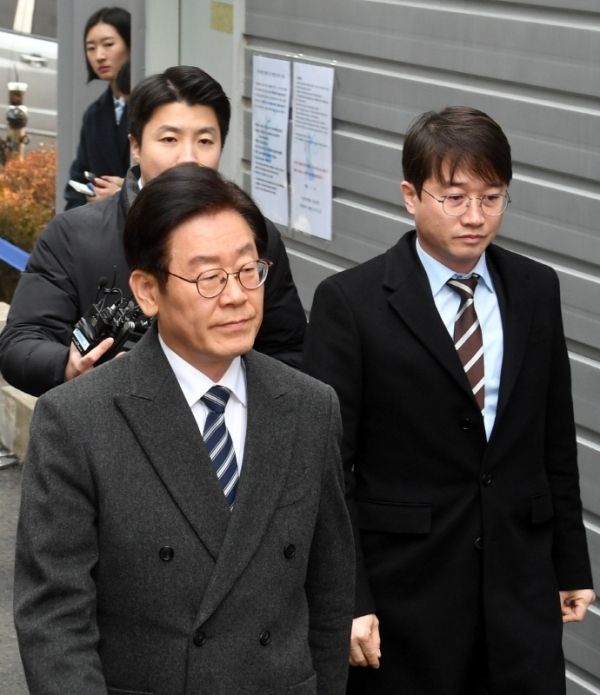공직선거법 위반 등 혐의로 기소된 이재명 경기지사가 14일 오후 성남시 수정구 수원지방법원 성남지원에서 열린 재판에 출석하기 위헤 법정으로 향하고 있다.전형민기자
