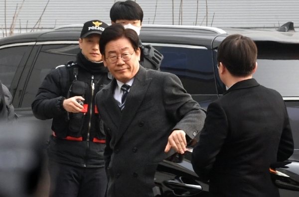 공직선거법 위반 등 혐의로 기소된 이재명 경기지사가 14일 오후 성남시 수정구 수원지방법원 성남지원에서 열린 재판에 출석하기 위헤 법정으로 향하고 있다.전형민기자