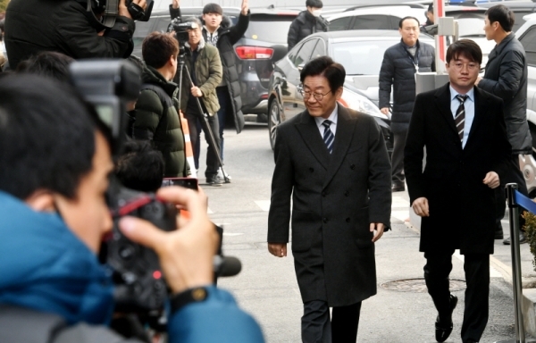 공직선거법 위반 등 혐의로 기소된 이재명 경기지사가 14일 오후 성남시 수정구 수원지방법원 성남지원에서 열린 재판에 출석하기 위헤 법정으로 향하고 있다.전형민기자