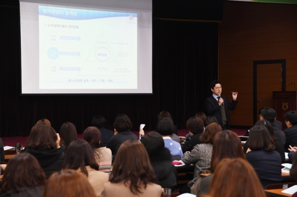 NH농협은행 경기본부 고객 자산관리 업무 담당하고 있는 영업점 WM(Wealth Manager)들이 금융 전문가로부터 고객 맞춤형 금융서비스 등의 강의를 듣고 있다. NH농협은행 경기영업본부 제공